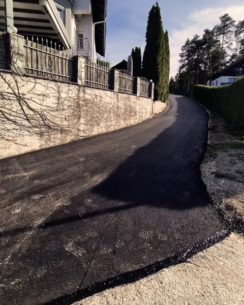 Sveže asfaltiran dovoz ob stanovanjski hiši