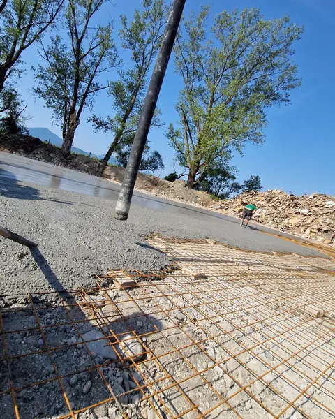 Betoniranje plošče na armaturni mreži