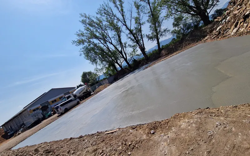 Sveže zglajena betonska plošča na gradbišču