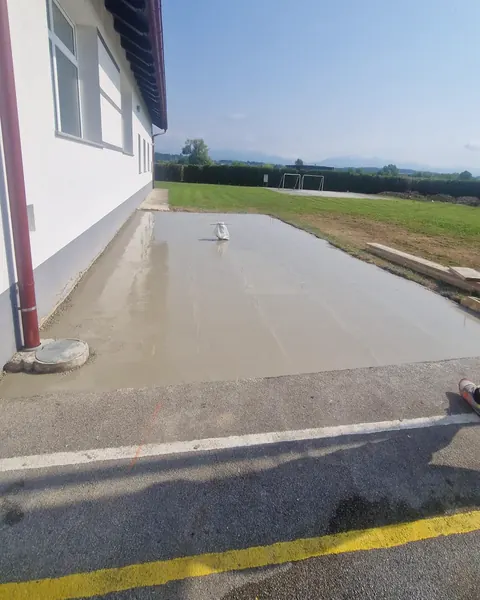 Zaključena betonska ploščad ob objektu