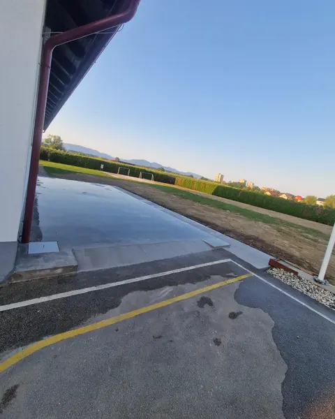 Sveže betonirana ploščad ob objektu