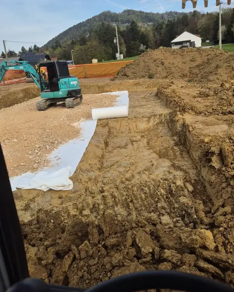 Izkop z mini bagrom in polaganje geotekstila na večjem gradbišču