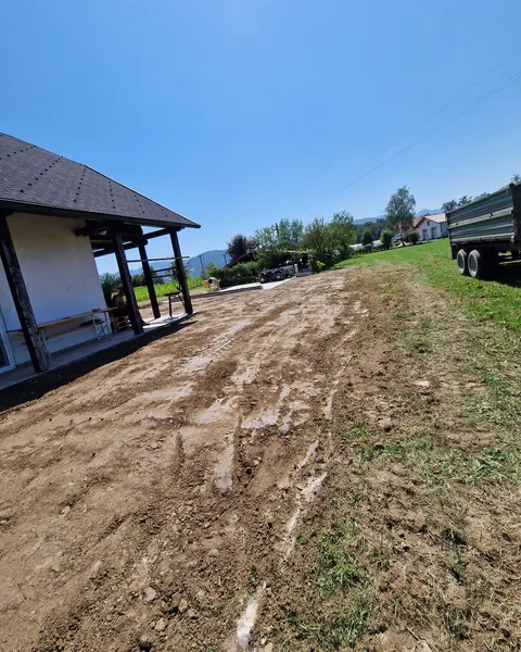 Priprava in planiranje terena ob hiši