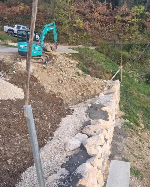 Kamnita škarpa z drenažno cevjo, Podgorje pod Čerinom