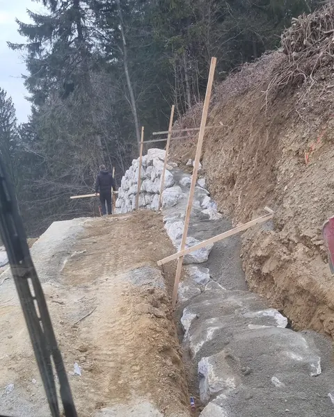 Gradnja kamnite škarpe, pogled iz kabine bagra