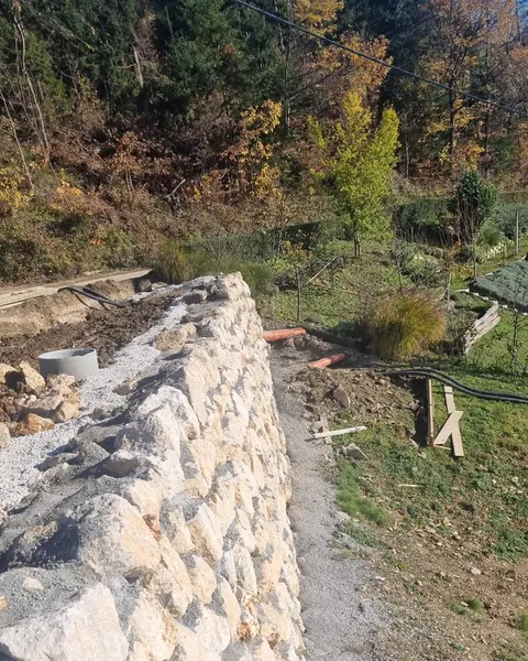 Visoka kamnita škarpa ob poti v Črešnjicah