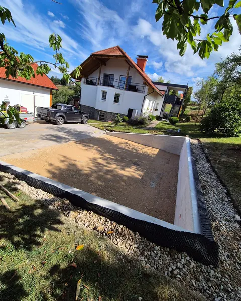 Temelj s čepasto folijo in drenažnim obsipom iz gramoza