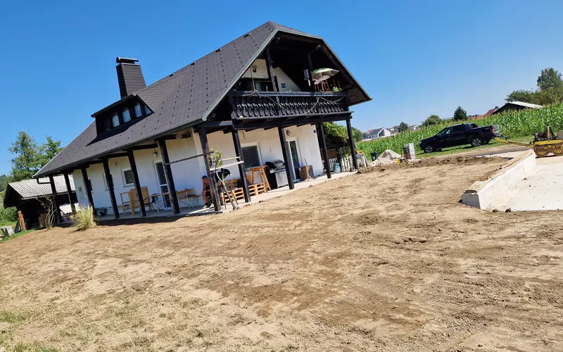 Splaniran teren pred stanovanjsko hišo