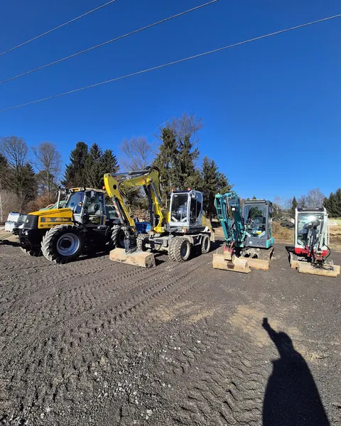 Traktor, kolesni bager Wacker Neuson, bager Kobelco in mini bager v vrsti