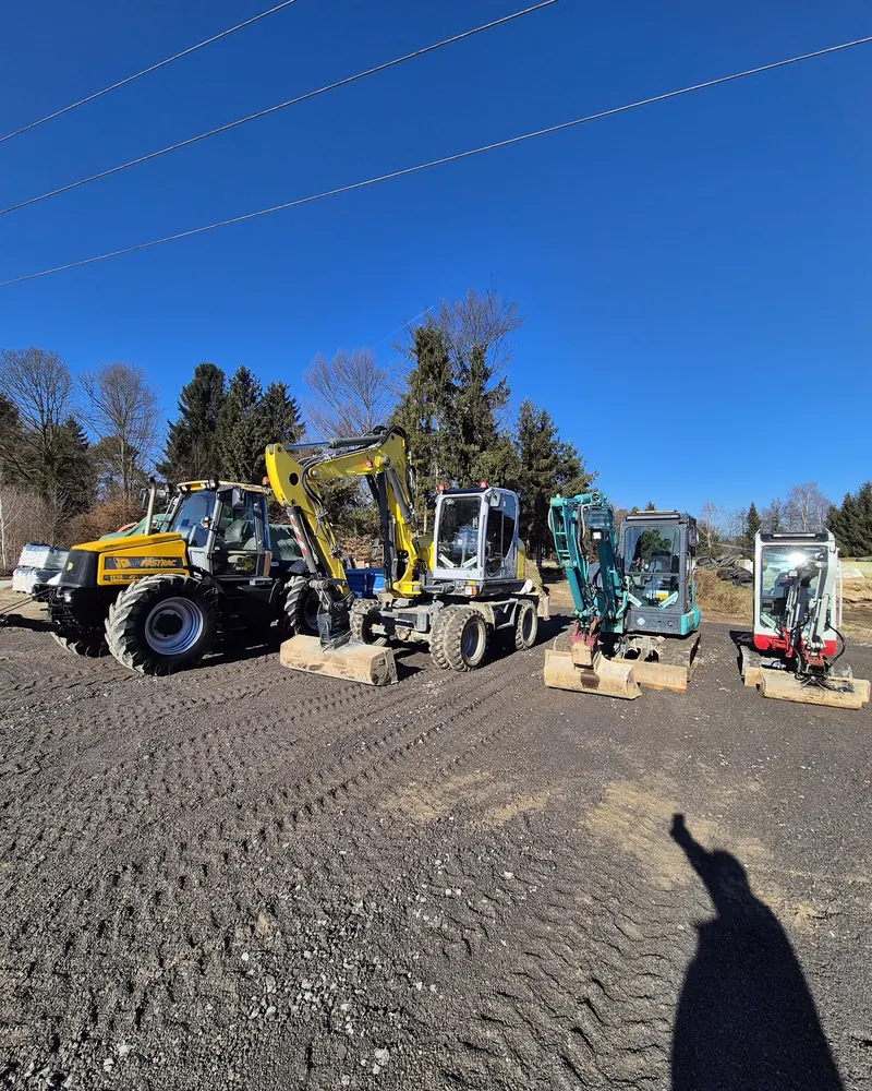 Vozni park: traktor, kolesni bager Wacker Neuson, bager Kobelco in mini bager