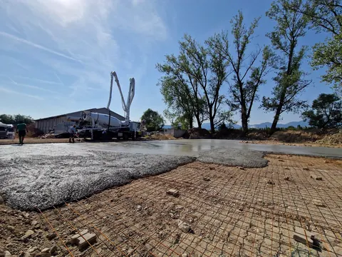 Betoniranje armirane temeljne plošče z avtočrpalko